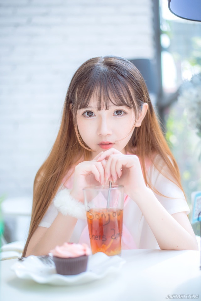 “曹操曾经不守规矩，妄图以刺段行刺主公以及少主，奸计未遂，蜀中虽然消息鄙陋，但这已经是一年前的事情，后果如何，诸位应该清楚，中原四州之地，上至险要，下至县令，无论本人还是家人，尽皆遭到死亡刺杀，徐州陈氏，乃徐州第一大族，经此一战，烟消云散，满门皆屠。”庞统挣了挣双臂，没能挣脱，也不再费力，只是看向帐中众将，淡然道：“诸位杀了我之后，可以让家人准备后事了，记住，是全家的。”